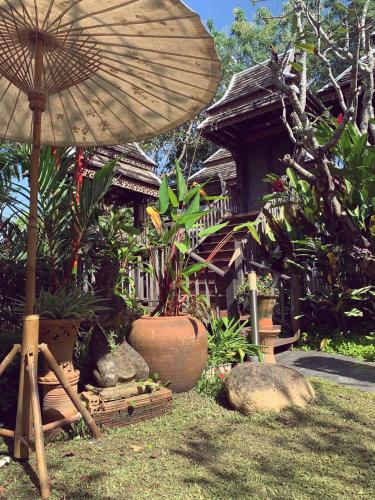 Zahrada ubytování Baansuwanburi - บ้านสุวรรณบุรี