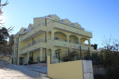 Fotografia z galérie ubytovania Family friendly apartments with a swimming pool Okrug Gornji, Ciovo - 10401 v Trogiri