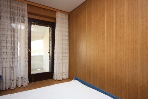 Postel nebo postele na pokoji v ubytování Apartment Lopar 10402a