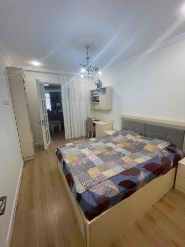 una camera da letto con un letto e una scrivania di luxe apartment a Batumi