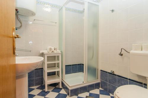 y baño con ducha, lavabo y aseo. en Apartment Mali Losinj 10420b en Mali Lošinj