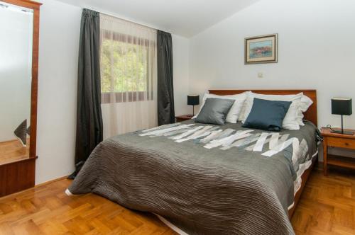 Postel nebo postele na pokoji v ubytování Apartments and rooms by the sea Mali Losinj (Losinj) - 10420