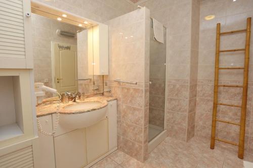 a bathroom with a sink and a shower at Rooms with a parking space Trpanj, Peljesac - 10422 in Trpanj