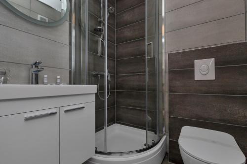 ein Bad mit einer Dusche, einem WC und einem Waschbecken in der Unterkunft Studio Pokrivenik 10427a in Zastražišće