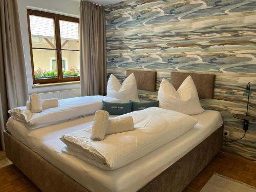 1 Schlafzimmer mit 2 Betten und einem Wandbild von Walen in der Unterkunft Mariandls Appartement&Mehr in Spitz