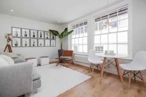 a living room with a couch and a table and chairs at Turnagain Lane, Canterbury City Centre in Canterbury