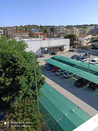 an overhead view of a parking lot with cars parked at Diana's Penthouse in Perea