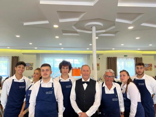 um grupo de pessoas em aventais posando para uma foto em Hotel dei Bizantini & Villaggio Campo dei Messapi em San Pietro in Bevagna