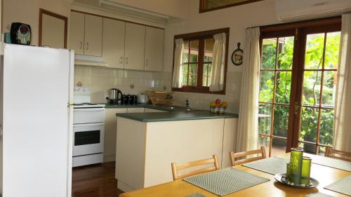 A kitchen or kitchenette at Ravensbourne Escape - Cedar Lodge