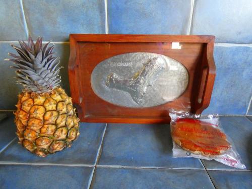 a pineapple and a plate with a fish in it at Casa Goliath in Isora