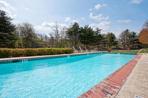 una gran piscina con sillas en un patio en Holiday Inn Princeton, an IHG Hotel, en Princeton