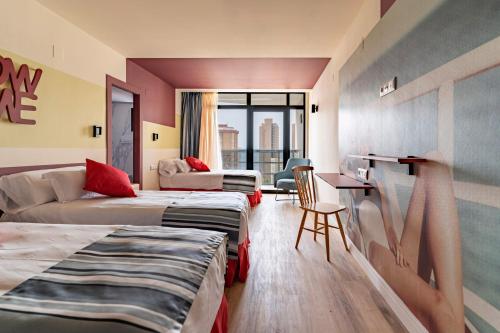 Habitación de hotel con 2 camas y escritorio en Hotel Marina Resort en Benidorm