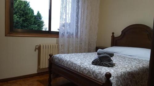 Un dormitorio con una cama con una mochila. en Casa con Piscina en Ramiras, Ourense, en Santo Tomé
