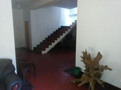 um quarto com uma escada e uma estrela do mar no chão em Hotel Yelona em Kegalle