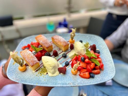 Makanan di atau berdekatan hotel
