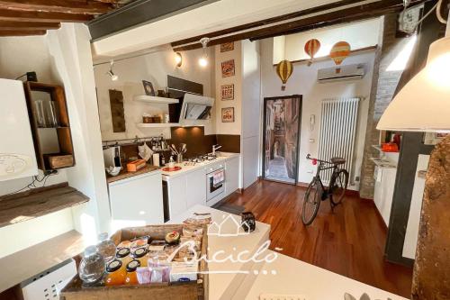 une cuisine avec des placards blancs et un comptoir dans l'établissement Biciclo' Ferrara Città, à Ferrare