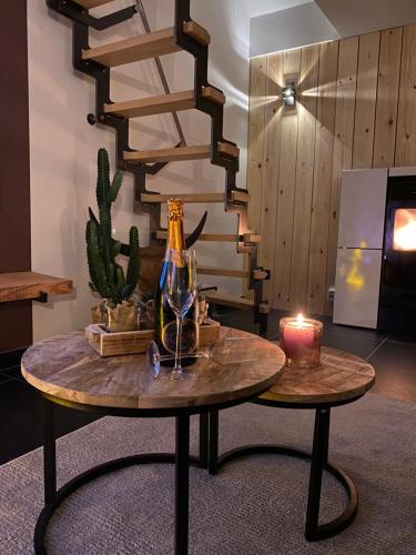 那慕爾的住宿－Maisonnette Les garages，一张桌子,上面放着一杯葡萄酒和蜡烛