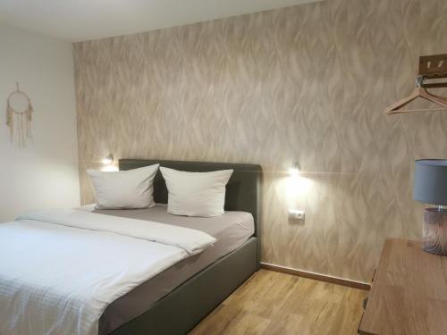 齊諾維茨的住宿－Hafenkoje Anita，一间小卧室,配有一张带白色枕头的床