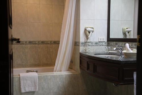 Herald Suites Solana في مانيلا: حمام مع حوض وحوض ومرآة