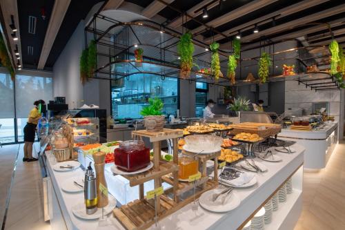 الطعام في الفندق أو بالجوار