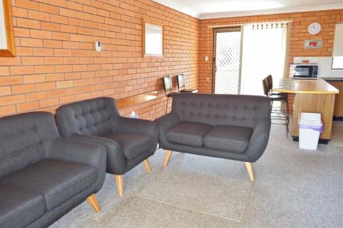 a waiting room with two chairs and a couch at Cameo Court Unit 7 South West Rocks in South West Rocks