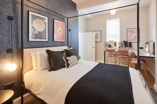 una camera con un grande letto e un tavolo con sedie di Host & Stay - Parkside Villa a Harrogate