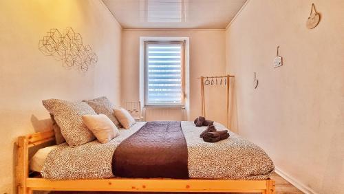 - une chambre avec un lit doté d'un ours en peluche dans l'établissement ✩ L'ÉTOILE ✩ 6 PERSONNES ✩ MUSÉE AUTO ✩ RBNB ✩, à Mulhouse