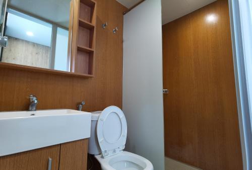 ein Badezimmer mit einem WC, einem Waschbecken und einem Spiegel in der Unterkunft Residensi Lili by James NEARBY KILA, KILA 2, PUTRAJAYA, CYBERJAYA in Nilai