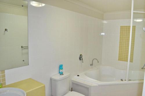 Un baño con bañera, inodoro y lavabo. en Jubilee Apartment 11 - Bring your own linen, en South West Rocks