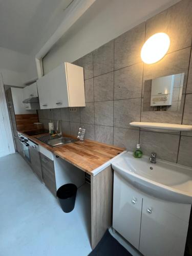 Il comprend une petite cuisine avec un évier et un comptoir. dans l'établissement Proche de tout lieux touristiques à Liège, à Liège