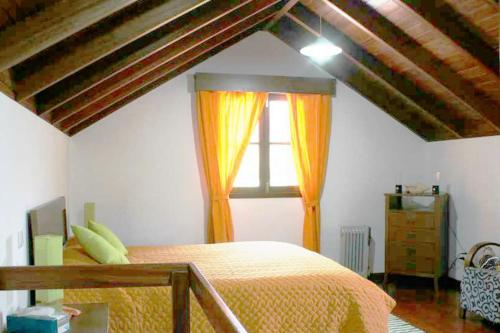 1 dormitorio con cama y ventana en Zef's Cottage, en São Vicente
