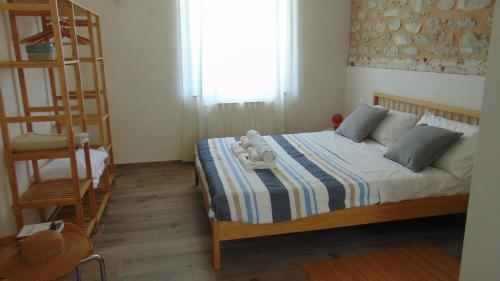 a small bedroom with a bed and a ladder at Il Giardino di Marzo Guest House in Monti di Licciana Nardi