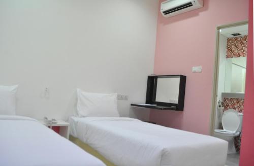 Łóżko lub łóżka w pokoju w obiekcie YY48 Hotel 2 Mins Walk From Masjid Jamek LRT Station