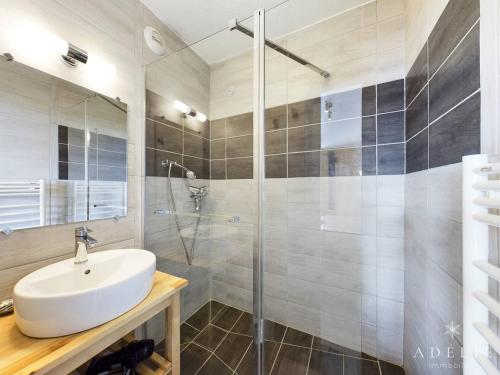 une salle de bain avec un lavabo et une douche dans l'établissement Appartement moderne 5 pers, skis aux pieds, parking inclus - FR-1-398-567, à La Rosière
