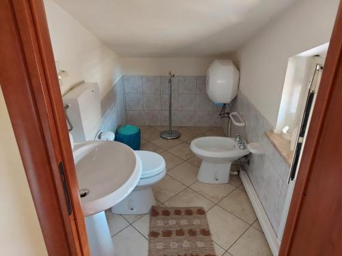 a bathroom with a sink and a toilet at Camere A Chiazza Realmonte in Realmonte