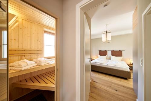 ein Hotelzimmer mit einem Bett und einem Fenster in der Unterkunft Landhaus Wehlener Klosterberg in Bernkastel-Kues