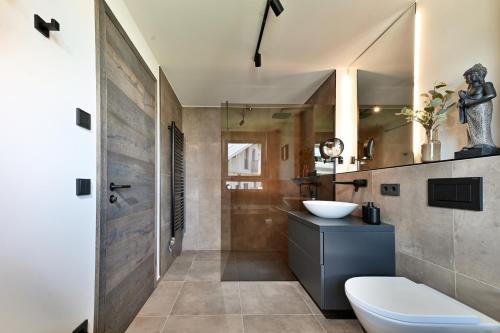 uma casa de banho com um WC e um lavatório em BergCrystal em Garmisch-Partenkirchen