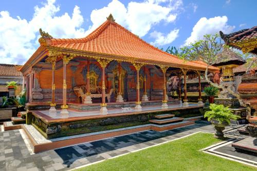 um pavilhão num templo num jardim em Jero Delod Kedungu em Tabanan