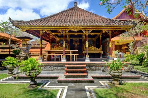 a building with a pavilion in a garden at Jero Delod Guesthouse in Tabanan