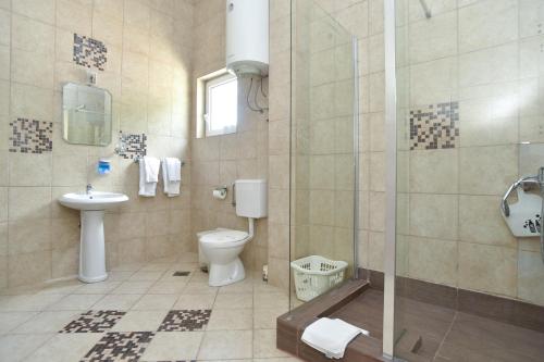 Koupelna v ubytování Apartments Bjelanović