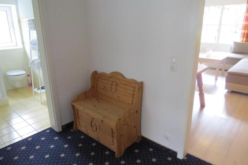 Habitación con banco de madera en la esquina de una habitación en Feriendomizil Panorama en Oberjoch