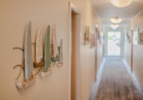 a hallway with a row of knives hanging on a wall at Haus Schwalbe mit Vineta Komfort Häusern in Zempin