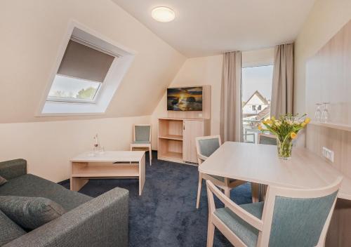 a living room with a couch and a table at Haus Schwalbe mit Vineta Komfort Häusern in Zempin