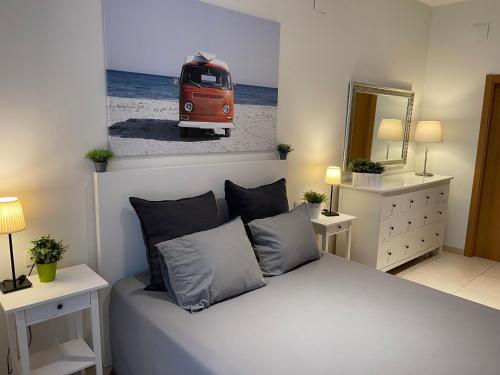 - une chambre avec un lit avec une photo d'une camionnette sur le mur dans l'établissement PATACONA BEACH VISTAS AL MAR, à Valence