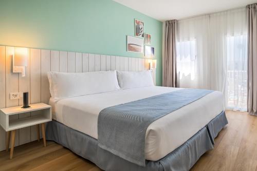 Cama o camas de una habitación en Barceló Aguamarina
