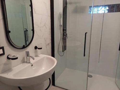 W łazience znajduje się umywalka oraz prysznic z lustrem. w obiekcie Au lit de l'Amblève w mieście Malmedy