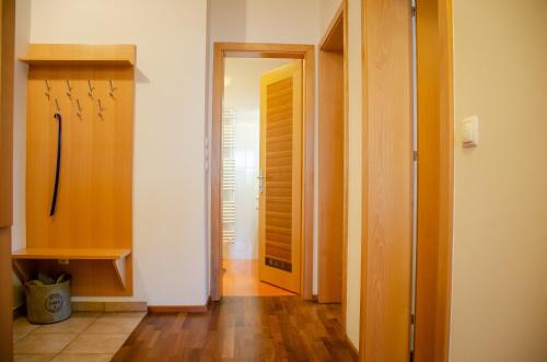 um corredor com uma porta que conduz a uma cozinha em Luxury apartments Prežin em Hočko Pohorje