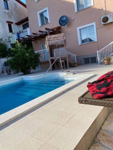 Bazén v ubytovaní Lovely 3 Bedroom Apartment In Quiet Area w/ Pool alebo v jeho blízkosti