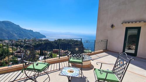 Un balcón con sillas y vistas al océano. en The little tower of Minuta, en Scala
