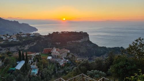 vista sulla costa amalfi al tramonto di The little tower of Minuta a Scala